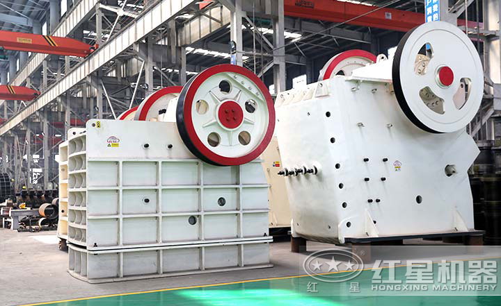 顎式破碎機(jī)實(shí)拍圖，型號(hào)多樣，價(jià)格在10-80萬(wàn)之間