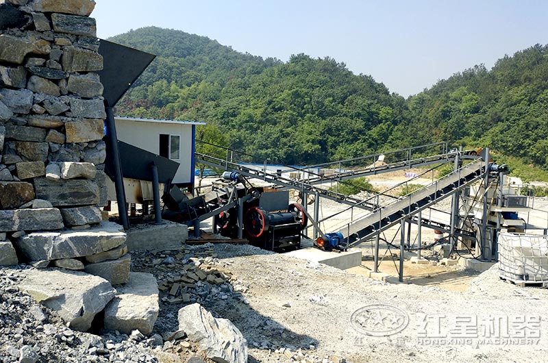 顎式細(xì)破碎機(jī)破碎現(xiàn)場(chǎng)，搭配制砂機(jī)使用